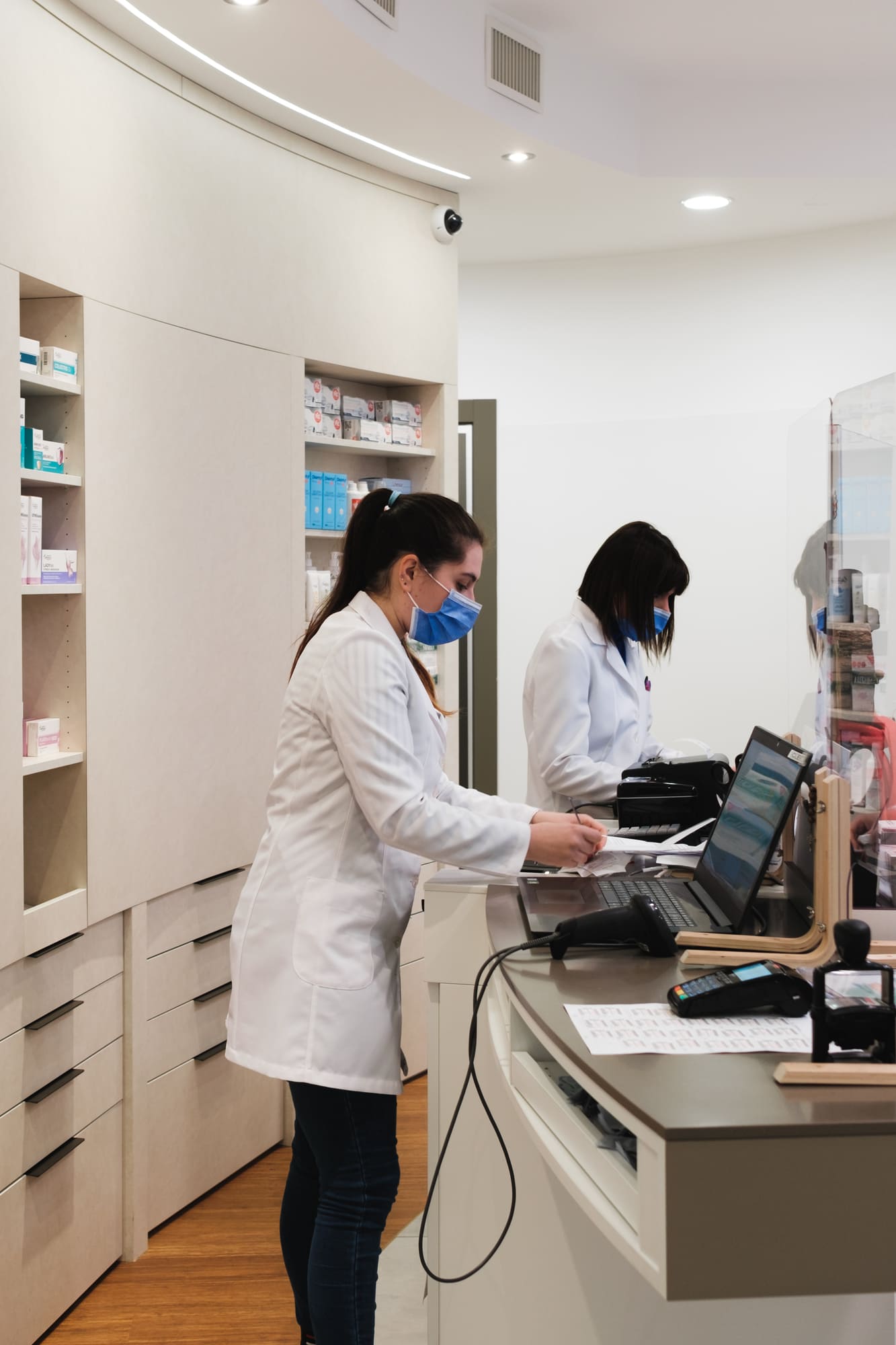 Farmacia Molinari al lavoro